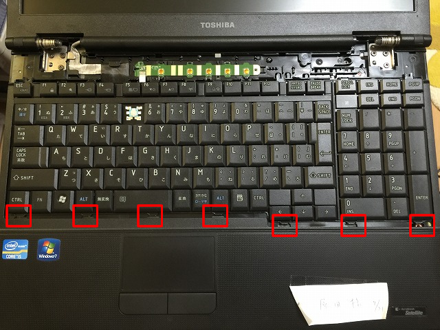 本体とコネクタでつながっているので、プリント配線のコネクタを外してキーボードを取り外します。