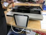 液晶パネルを傷つけない様にそっと吸盤のひもを持ち上げてきます。