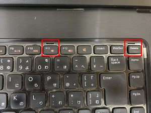 パソコン本体をよく見るとファンクションキーの上に4か所、溝の様なものがあります