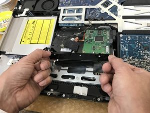 HDDを斜めに持ち上げてSATAケーブルを外します。