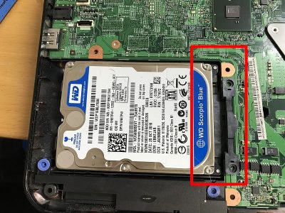 HDDは、ネジで止まっている様子はありません。HDDのコネクタ部分を壊さないように慎重にHDDを取り外しましょう