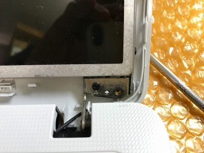 パソコン本体と液晶パネルをつないでいるヒンジ部分のネジを外します