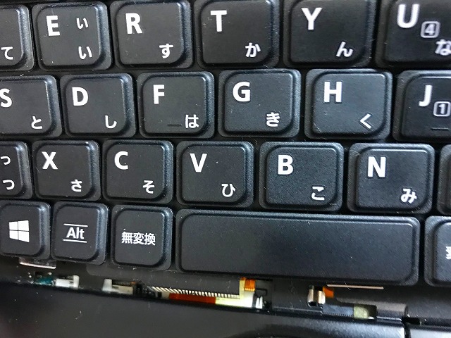 「スペースキー」あたりにキーボードと本体をつないでいるコネクタがあります